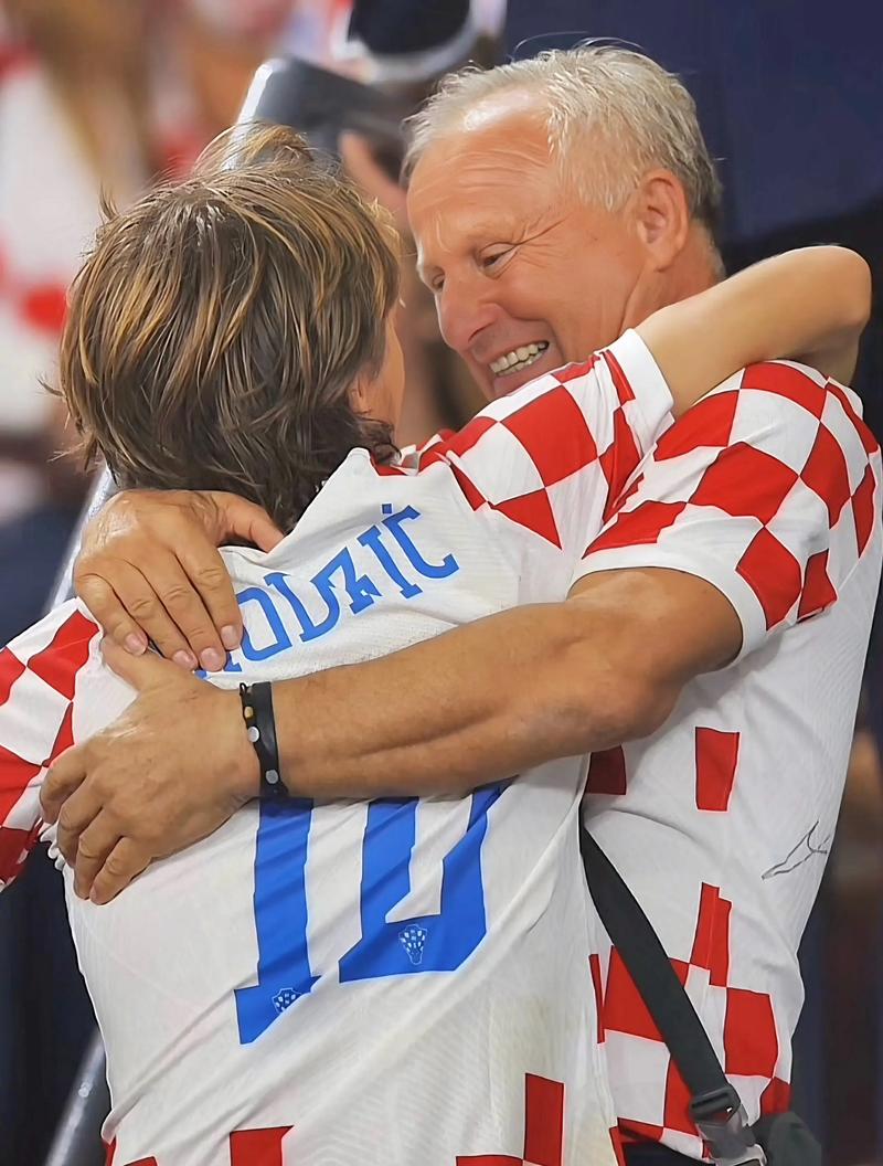 为什么扎金花里“闷牌”的人往往比“看牌”的人心理优势更大？（扎金花里，“闷牌”为何比“看牌”更具心理优势？）